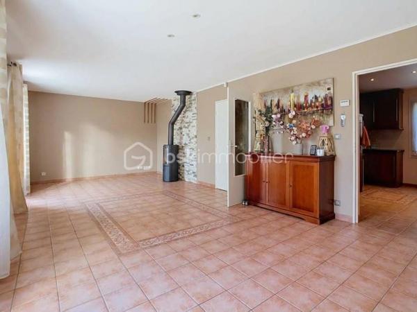 📍 Serris – à deux pas de Val d’Europe, de Disneyland Paris et de la Vallée Village !
Et si vous pouviez profiter d’un cadre de vie calme, familial et recherché, tout en restant à proximité immédiate de tout ce qui compte ?

Bienvenue dans cette belle maison traditionnelle indépendante, située dans un environnement privilégié, au calme du bourg, sur une parcelle de 561 m².
Au rez-de-chaussée :
• 🚪 Une entrée
• 🍽️ Une cuisine indépendante
• ☀️ Un double séjour lumineux, exposé Est
• 🔥 Un poêle à bois très récent
• 🚻 Des WC séparés 
• 🚗 Un double garage avec accès à l’avant comme à l’arrière de la maison, permettant de rejoindre directement le jardin

À l’extérieur, vous découvrirez un véritable espace de vie avec plus de 450 m² de jardin, une terrasse faisant le tour de la maison mais surtout aucun vis-à-vis, pour profiter pleinement de votre extérieur en toute tranquillité ! 

À l’étage :
🛏️ 4 belles chambres, chacune équipée de son placard
✨ Une suite parentale avec salle d’eau moderne entièrement rénovée
🛁 Une salle de bains 
🚻 Des WC indépendants

 Un étage entièrement rénové, prêt à accueillir votre famille.

Le rez-de-chaussée nécessite quant à lui des travaux de remise en état et de modernisation, offrant ainsi la possibilité de repenser les espaces selon vos envies.

 Des équipements et améliorations déjà réalisés ces dernières années :
✔️ Chaudière récente de 2023
✔️ VMC remplacée en 2023
✔️ Isolation des combles refaite en 2023
✔️ Radiateurs remplacés en 2021
✔️ Double vitrage
✔️ Volets PVC renforcé metal 
✔️ Maison construite sur vide sanitaire
✔️ Assainissement conforme
✔️ Fibre optique
✔️ Réducteur de pression récent
✔️ Filtre à eau
✔️ DPE : C ⭐

Le véritable atout de pouvoir vivre dans un secteur recherché, à proximité de Val d’Europe, Disneyland Paris, la Vallée Village et du RER A, tout en conservant le calme et l’esprit familial d’un environnement résidentiel.
- La proximité sans les nuisances.
- Le calme sans être isolé.
- L’espace et l’intimité à quelques minutes des pôles les plus prisés du secteur.

📩 Vous souhaitez découvrir cette maison et son environnement ? Contactez-moi pour en savoir plus ou organiser une visite au 06 78 06 00 98