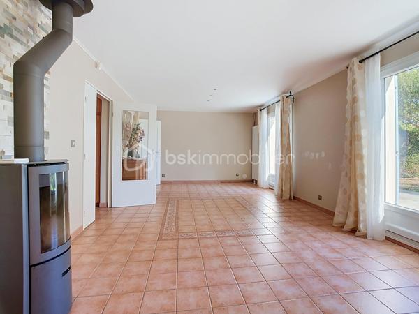 📍 Serris – à deux pas de Val d’Europe, de Disneyland Paris et de la Vallée Village !
Et si vous pouviez profiter d’un cadre de vie calme, familial et recherché, tout en restant à proximité immédiate de tout ce qui compte ?

Bienvenue dans cette belle maison traditionnelle indépendante, située dans un environnement privilégié, au calme du bourg, sur une parcelle de 561 m².
Au rez-de-chaussée :
• 🚪 Une entrée
• 🍽️ Une cuisine indépendante
• ☀️ Un double séjour lumineux, exposé Est
• 🔥 Un poêle à bois très récent
• 🚻 Des WC séparés 
• 🚗 Un double garage avec accès à l’avant comme à l’arrière de la maison, permettant de rejoindre directement le jardin

À l’extérieur, vous découvrirez un véritable espace de vie avec plus de 450 m² de jardin, une terrasse faisant le tour de la maison mais surtout aucun vis-à-vis, pour profiter pleinement de votre extérieur en toute tranquillité ! 

À l’étage :
🛏️ 4 belles chambres, chacune équipée de son placard
✨ Une suite parentale avec salle d’eau moderne entièrement rénovée
🛁 Une salle de bains 
🚻 Des WC indépendants

 Un étage entièrement rénové, prêt à accueillir votre famille.

Le rez-de-chaussée nécessite quant à lui des travaux de remise en état et de modernisation, offrant ainsi la possibilité de repenser les espaces selon vos envies.

 Des équipements et améliorations déjà réalisés ces dernières années :
✔️ Chaudière récente de 2023
✔️ VMC remplacée en 2023
✔️ Isolation des combles refaite en 2023
✔️ Radiateurs remplacés en 2021
✔️ Double vitrage
✔️ Volets PVC renforcé metal 
✔️ Maison construite sur vide sanitaire
✔️ Assainissement conforme
✔️ Fibre optique
✔️ Réducteur de pression récent
✔️ Filtre à eau
✔️ DPE : C ⭐

Le véritable atout de pouvoir vivre dans un secteur recherché, à proximité de Val d’Europe, Disneyland Paris, la Vallée Village et du RER A, tout en conservant le calme et l’esprit familial d’un environnement résidentiel.
- La proximité sans les nuisances.
- Le calme sans être isolé.
- L’espace et l’intimité à quelques minutes des pôles les plus prisés du secteur.

📩 Vous souhaitez découvrir cette maison et son environnement ? Contactez-moi pour en savoir plus ou organiser une visite au 06 78 06 00 98