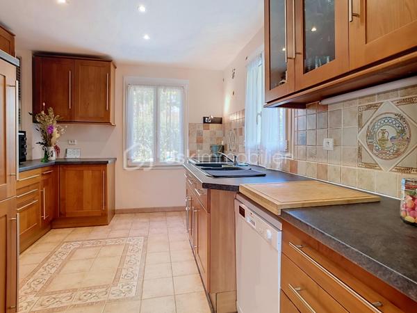 📍 Serris – à deux pas de Val d’Europe, de Disneyland Paris et de la Vallée Village !
Et si vous pouviez profiter d’un cadre de vie calme, familial et recherché, tout en restant à proximité immédiate de tout ce qui compte ?

Bienvenue dans cette belle maison traditionnelle indépendante, située dans un environnement privilégié, au calme du bourg, sur une parcelle de 561 m².
Au rez-de-chaussée :
• 🚪 Une entrée
• 🍽️ Une cuisine indépendante
• ☀️ Un double séjour lumineux, exposé Est
• 🔥 Un poêle à bois très récent
• 🚻 Des WC séparés 
• 🚗 Un double garage avec accès à l’avant comme à l’arrière de la maison, permettant de rejoindre directement le jardin

À l’extérieur, vous découvrirez un véritable espace de vie avec plus de 450 m² de jardin, une terrasse faisant le tour de la maison mais surtout aucun vis-à-vis, pour profiter pleinement de votre extérieur en toute tranquillité ! 

À l’étage :
🛏️ 4 belles chambres, chacune équipée de son placard
✨ Une suite parentale avec salle d’eau moderne entièrement rénovée
🛁 Une salle de bains 
🚻 Des WC indépendants

 Un étage entièrement rénové, prêt à accueillir votre famille.

Le rez-de-chaussée nécessite quant à lui des travaux de remise en état et de modernisation, offrant ainsi la possibilité de repenser les espaces selon vos envies.

 Des équipements et améliorations déjà réalisés ces dernières années :
✔️ Chaudière récente de 2023
✔️ VMC remplacée en 2023
✔️ Isolation des combles refaite en 2023
✔️ Radiateurs remplacés en 2021
✔️ Double vitrage
✔️ Volets PVC renforcé metal 
✔️ Maison construite sur vide sanitaire
✔️ Assainissement conforme
✔️ Fibre optique
✔️ Réducteur de pression récent
✔️ Filtre à eau
✔️ DPE : C ⭐

Le véritable atout de pouvoir vivre dans un secteur recherché, à proximité de Val d’Europe, Disneyland Paris, la Vallée Village et du RER A, tout en conservant le calme et l’esprit familial d’un environnement résidentiel.
- La proximité sans les nuisances.
- Le calme sans être isolé.
- L’espace et l’intimité à quelques minutes des pôles les plus prisés du secteur.

📩 Vous souhaitez découvrir cette maison et son environnement ? Contactez-moi pour en savoir plus ou organiser une visite au 06 78 06 00 98