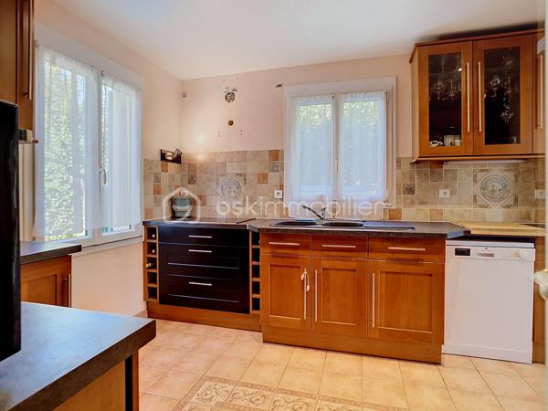 📍 Serris – à deux pas de Val d’Europe, de Disneyland Paris et de la Vallée Village !
Et si vous pouviez profiter d’un cadre de vie calme, familial et recherché, tout en restant à proximité immédiate de tout ce qui compte ?

Bienvenue dans cette belle maison traditionnelle indépendante, située dans un environnement privilégié, au calme du bourg, sur une parcelle de 561 m².
Au rez-de-chaussée :
• 🚪 Une entrée
• 🍽️ Une cuisine indépendante
• ☀️ Un double séjour lumineux, exposé Est
• 🔥 Un poêle à bois très récent
• 🚻 Des WC séparés 
• 🚗 Un double garage avec accès à l’avant comme à l’arrière de la maison, permettant de rejoindre directement le jardin

À l’extérieur, vous découvrirez un véritable espace de vie avec plus de 450 m² de jardin, une terrasse faisant le tour de la maison mais surtout aucun vis-à-vis, pour profiter pleinement de votre extérieur en toute tranquillité ! 

À l’étage :
🛏️ 4 belles chambres, chacune équipée de son placard
✨ Une suite parentale avec salle d’eau moderne entièrement rénovée
🛁 Une salle de bains 
🚻 Des WC indépendants

 Un étage entièrement rénové, prêt à accueillir votre famille.

Le rez-de-chaussée nécessite quant à lui des travaux de remise en état et de modernisation, offrant ainsi la possibilité de repenser les espaces selon vos envies.

 Des équipements et améliorations déjà réalisés ces dernières années :
✔️ Chaudière récente de 2023
✔️ VMC remplacée en 2023
✔️ Isolation des combles refaite en 2023
✔️ Radiateurs remplacés en 2021
✔️ Double vitrage
✔️ Volets PVC renforcé metal 
✔️ Maison construite sur vide sanitaire
✔️ Assainissement conforme
✔️ Fibre optique
✔️ Réducteur de pression récent
✔️ Filtre à eau
✔️ DPE : C ⭐

Le véritable atout de pouvoir vivre dans un secteur recherché, à proximité de Val d’Europe, Disneyland Paris, la Vallée Village et du RER A, tout en conservant le calme et l’esprit familial d’un environnement résidentiel.
- La proximité sans les nuisances.
- Le calme sans être isolé.
- L’espace et l’intimité à quelques minutes des pôles les plus prisés du secteur.

📩 Vous souhaitez découvrir cette maison et son environnement ? Contactez-moi pour en savoir plus ou organiser une visite au 06 78 06 00 98