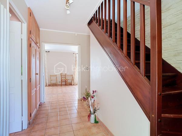 📍 Serris – à deux pas de Val d’Europe, de Disneyland Paris et de la Vallée Village !
Et si vous pouviez profiter d’un cadre de vie calme, familial et recherché, tout en restant à proximité immédiate de tout ce qui compte ?

Bienvenue dans cette belle maison traditionnelle indépendante, située dans un environnement privilégié, au calme du bourg, sur une parcelle de 561 m².
Au rez-de-chaussée :
• 🚪 Une entrée
• 🍽️ Une cuisine indépendante
• ☀️ Un double séjour lumineux, exposé Est
• 🔥 Un poêle à bois très récent
• 🚻 Des WC séparés 
• 🚗 Un double garage avec accès à l’avant comme à l’arrière de la maison, permettant de rejoindre directement le jardin

À l’extérieur, vous découvrirez un véritable espace de vie avec plus de 450 m² de jardin, une terrasse faisant le tour de la maison mais surtout aucun vis-à-vis, pour profiter pleinement de votre extérieur en toute tranquillité ! 

À l’étage :
🛏️ 4 belles chambres, chacune équipée de son placard
✨ Une suite parentale avec salle d’eau moderne entièrement rénovée
🛁 Une salle de bains 
🚻 Des WC indépendants

 Un étage entièrement rénové, prêt à accueillir votre famille.

Le rez-de-chaussée nécessite quant à lui des travaux de remise en état et de modernisation, offrant ainsi la possibilité de repenser les espaces selon vos envies.

 Des équipements et améliorations déjà réalisés ces dernières années :
✔️ Chaudière récente de 2023
✔️ VMC remplacée en 2023
✔️ Isolation des combles refaite en 2023
✔️ Radiateurs remplacés en 2021
✔️ Double vitrage
✔️ Volets PVC renforcé metal 
✔️ Maison construite sur vide sanitaire
✔️ Assainissement conforme
✔️ Fibre optique
✔️ Réducteur de pression récent
✔️ Filtre à eau
✔️ DPE : C ⭐

Le véritable atout de pouvoir vivre dans un secteur recherché, à proximité de Val d’Europe, Disneyland Paris, la Vallée Village et du RER A, tout en conservant le calme et l’esprit familial d’un environnement résidentiel.
- La proximité sans les nuisances.
- Le calme sans être isolé.
- L’espace et l’intimité à quelques minutes des pôles les plus prisés du secteur.

📩 Vous souhaitez découvrir cette maison et son environnement ? Contactez-moi pour en savoir plus ou organiser une visite au 06 78 06 00 98