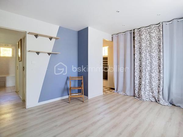 📍 Serris – à deux pas de Val d’Europe, de Disneyland Paris et de la Vallée Village !
Et si vous pouviez profiter d’un cadre de vie calme, familial et recherché, tout en restant à proximité immédiate de tout ce qui compte ?

Bienvenue dans cette belle maison traditionnelle indépendante, située dans un environnement privilégié, au calme du bourg, sur une parcelle de 561 m².
Au rez-de-chaussée :
• 🚪 Une entrée
• 🍽️ Une cuisine indépendante
• ☀️ Un double séjour lumineux, exposé Est
• 🔥 Un poêle à bois très récent
• 🚻 Des WC séparés 
• 🚗 Un double garage avec accès à l’avant comme à l’arrière de la maison, permettant de rejoindre directement le jardin

À l’extérieur, vous découvrirez un véritable espace de vie avec plus de 450 m² de jardin, une terrasse faisant le tour de la maison mais surtout aucun vis-à-vis, pour profiter pleinement de votre extérieur en toute tranquillité ! 

À l’étage :
🛏️ 4 belles chambres, chacune équipée de son placard
✨ Une suite parentale avec salle d’eau moderne entièrement rénovée
🛁 Une salle de bains 
🚻 Des WC indépendants

 Un étage entièrement rénové, prêt à accueillir votre famille.

Le rez-de-chaussée nécessite quant à lui des travaux de remise en état et de modernisation, offrant ainsi la possibilité de repenser les espaces selon vos envies.

 Des équipements et améliorations déjà réalisés ces dernières années :
✔️ Chaudière récente de 2023
✔️ VMC remplacée en 2023
✔️ Isolation des combles refaite en 2023
✔️ Radiateurs remplacés en 2021
✔️ Double vitrage
✔️ Volets PVC renforcé metal 
✔️ Maison construite sur vide sanitaire
✔️ Assainissement conforme
✔️ Fibre optique
✔️ Réducteur de pression récent
✔️ Filtre à eau
✔️ DPE : C ⭐

Le véritable atout de pouvoir vivre dans un secteur recherché, à proximité de Val d’Europe, Disneyland Paris, la Vallée Village et du RER A, tout en conservant le calme et l’esprit familial d’un environnement résidentiel.
- La proximité sans les nuisances.
- Le calme sans être isolé.
- L’espace et l’intimité à quelques minutes des pôles les plus prisés du secteur.

📩 Vous souhaitez découvrir cette maison et son environnement ? Contactez-moi pour en savoir plus ou organiser une visite au 06 78 06 00 98