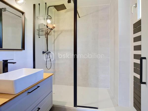 📍 Serris – à deux pas de Val d’Europe, de Disneyland Paris et de la Vallée Village !
Et si vous pouviez profiter d’un cadre de vie calme, familial et recherché, tout en restant à proximité immédiate de tout ce qui compte ?

Bienvenue dans cette belle maison traditionnelle indépendante, située dans un environnement privilégié, au calme du bourg, sur une parcelle de 561 m².
Au rez-de-chaussée :
• 🚪 Une entrée
• 🍽️ Une cuisine indépendante
• ☀️ Un double séjour lumineux, exposé Est
• 🔥 Un poêle à bois très récent
• 🚻 Des WC séparés 
• 🚗 Un double garage avec accès à l’avant comme à l’arrière de la maison, permettant de rejoindre directement le jardin

À l’extérieur, vous découvrirez un véritable espace de vie avec plus de 450 m² de jardin, une terrasse faisant le tour de la maison mais surtout aucun vis-à-vis, pour profiter pleinement de votre extérieur en toute tranquillité ! 

À l’étage :
🛏️ 4 belles chambres, chacune équipée de son placard
✨ Une suite parentale avec salle d’eau moderne entièrement rénovée
🛁 Une salle de bains 
🚻 Des WC indépendants

 Un étage entièrement rénové, prêt à accueillir votre famille.

Le rez-de-chaussée nécessite quant à lui des travaux de remise en état et de modernisation, offrant ainsi la possibilité de repenser les espaces selon vos envies.

 Des équipements et améliorations déjà réalisés ces dernières années :
✔️ Chaudière récente de 2023
✔️ VMC remplacée en 2023
✔️ Isolation des combles refaite en 2023
✔️ Radiateurs remplacés en 2021
✔️ Double vitrage
✔️ Volets PVC renforcé metal 
✔️ Maison construite sur vide sanitaire
✔️ Assainissement conforme
✔️ Fibre optique
✔️ Réducteur de pression récent
✔️ Filtre à eau
✔️ DPE : C ⭐

Le véritable atout de pouvoir vivre dans un secteur recherché, à proximité de Val d’Europe, Disneyland Paris, la Vallée Village et du RER A, tout en conservant le calme et l’esprit familial d’un environnement résidentiel.
- La proximité sans les nuisances.
- Le calme sans être isolé.
- L’espace et l’intimité à quelques minutes des pôles les plus prisés du secteur.

📩 Vous souhaitez découvrir cette maison et son environnement ? Contactez-moi pour en savoir plus ou organiser une visite au 06 78 06 00 98