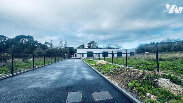 GRAND HANGAR IDEAL ARTISAN OU ENTREPRISE IDEALEMENT SITUE
