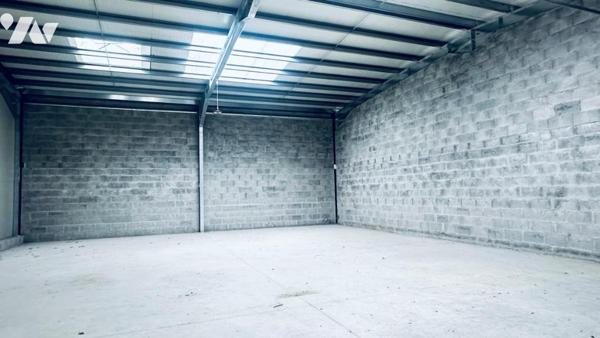 GRAND HANGAR IDEAL ARTISAN OU ENTREPRISE IDEALEMENT SITUE
