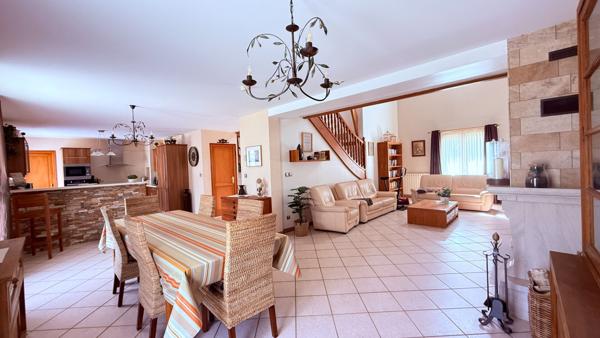 BORNEL, Maison contemporaine 6 pièces, séjour triple, 3 chambres, dble garage, jardin