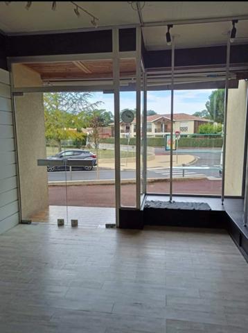 Dpt Charente Maritime (17), à vendre LES MATHES Local commercial 37.31m2 carrez+terrasses de10m2