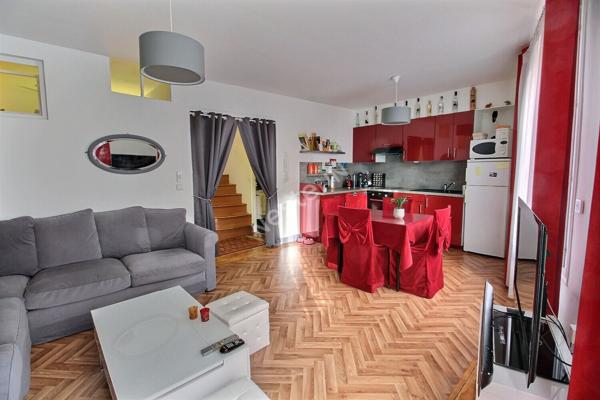 MONTREUIL, 260 METRES DU METRO CROIX DE CHAVAUX, MAISON DE VILLE ENTIEREMENT RENOVEE.