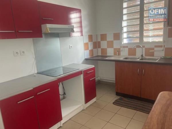 A louer appartement de type T4 dans une petite résidence proche école et petite vue mer