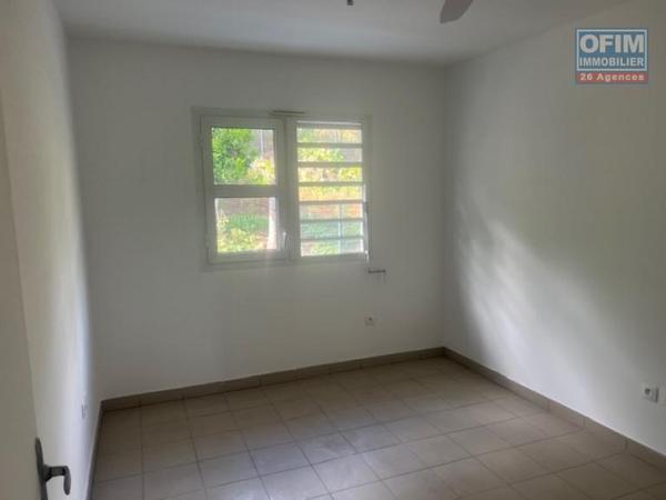 A louer appartement de type T4 dans une petite résidence proche école et petite vue mer