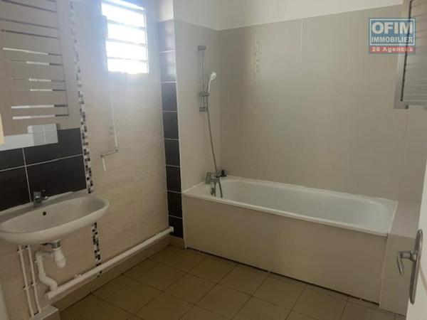 A louer appartement de type T4 dans une petite résidence proche école et petite vue mer