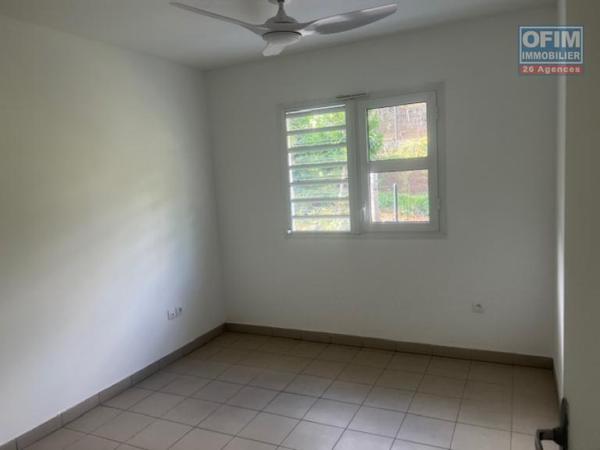 A louer appartement de type T4 dans une petite résidence proche école et petite vue mer