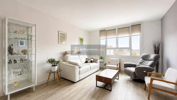 Vente                                                      Appartement
                        
                     3 pièces                      54 m2                     à Fréjus