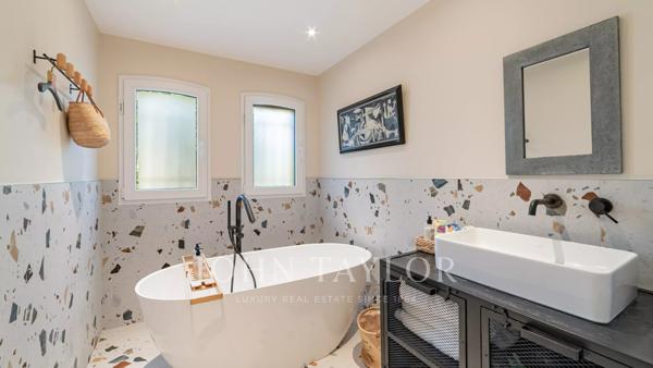 Exclusivité - Authentique propriété de caractère, pieds dans l’eau, vue mer dominante