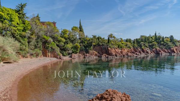 Exclusivité - Authentique propriété de caractère, pieds dans l’eau, vue mer dominante