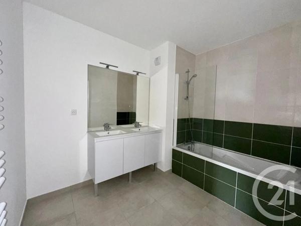 Appartement T4 à vendre  4 pièces - 84 m 2   FOUGERES  - 35