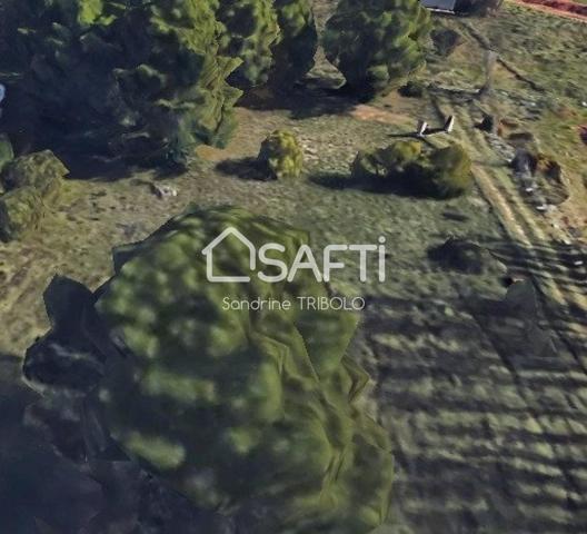 Terrain constructible viabilisé en bordure.