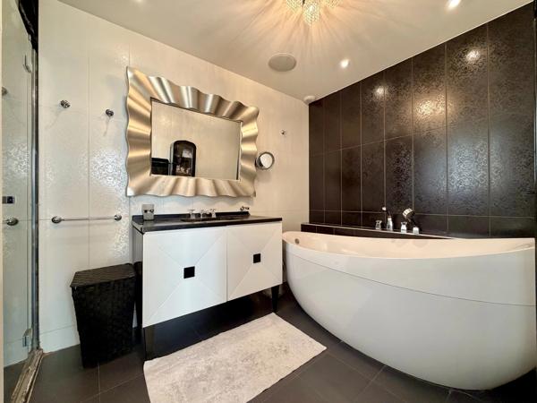 CANNES – BANANE / RUE D’ANTIBES – 4 PIÈCES – 96 M² – 3 CHAMBRES – 3 PIÈCES D’EAU – ENTIÈREMENT RÉNOVÉ - 06400 Cannes - Réf 86169020