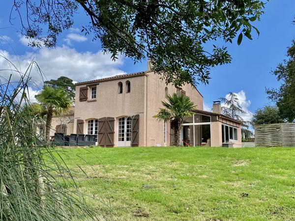 La Mothe-Achard (85150) Propriété de + de 245 m2 sur plus d'un hectare de terrain avec étang