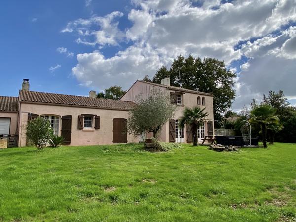 La Mothe-Achard (85150) Propriété de + de 245 m2 sur plus d'un hectare de terrain avec étang