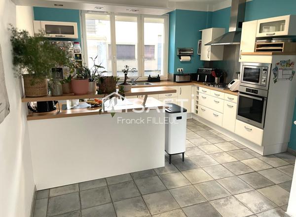 Belle maison avec garage, cour fermée et carport