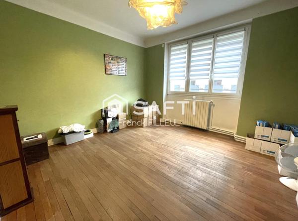 Belle maison avec garage, cour fermée et carport