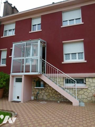 Maison divisée en bureau, salon, salle à manger, cuisine équipée, buanderie, 3 chambres, salle d'eau