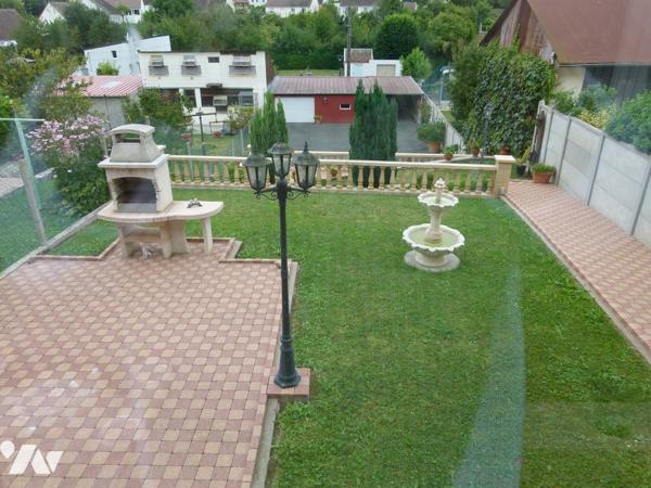 Maison divisée en bureau, salon, salle à manger, cuisine équipée, buanderie, 3 chambres, salle d'eau