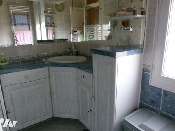 Maison divisée en bureau, salon, salle à manger, cuisine équipée, buanderie, 3 chambres, salle d'eau