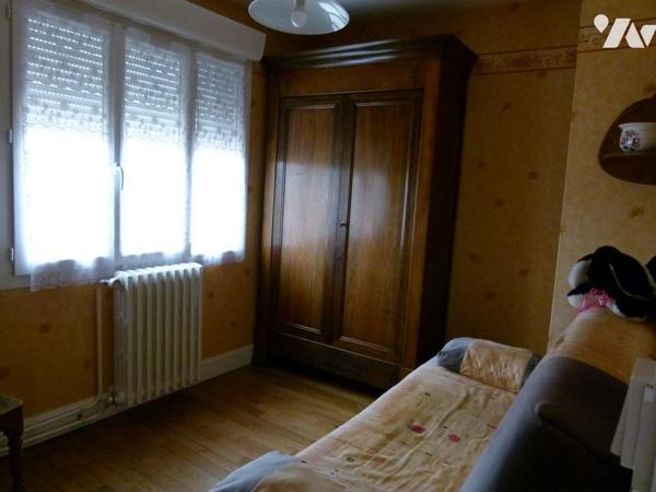 Maison divisée en bureau, salon, salle à manger, cuisine équipée, buanderie, 3 chambres, salle d'eau