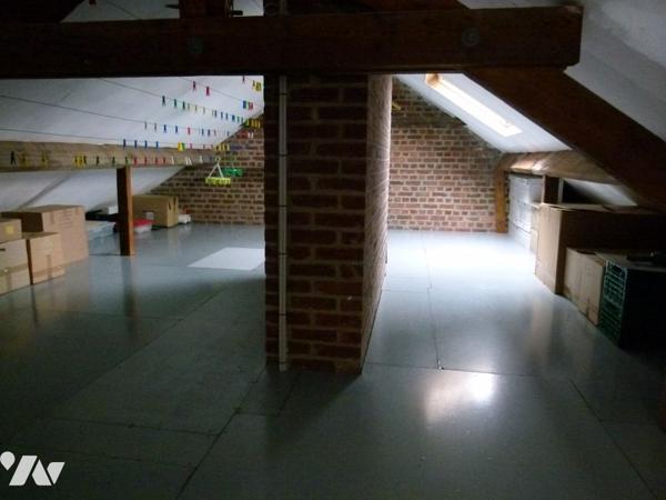 Maison divisée en bureau, salon, salle à manger, cuisine équipée, buanderie, 3 chambres, salle d'eau