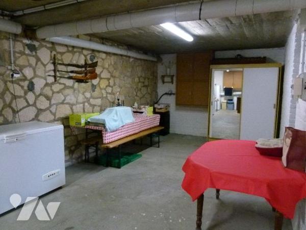 Maison divisée en bureau, salon, salle à manger, cuisine équipée, buanderie, 3 chambres, salle d'eau