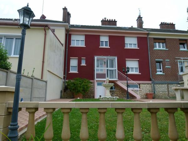 Maison divisée en bureau, salon, salle à manger, cuisine équipée, buanderie, 3 chambres, salle d'eau