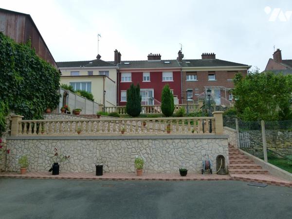 Maison divisée en bureau, salon, salle à manger, cuisine équipée, buanderie, 3 chambres, salle d'eau