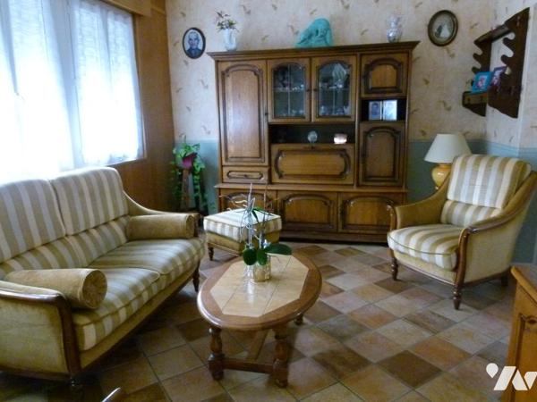 Maison divisée en bureau, salon, salle à manger, cuisine équipée, buanderie, 3 chambres, salle d'eau