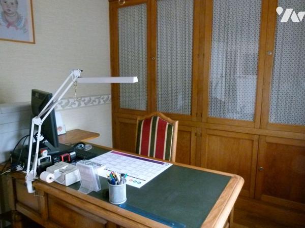 Maison divisée en bureau, salon, salle à manger, cuisine équipée, buanderie, 3 chambres, salle d'eau