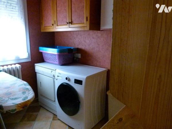 Maison divisée en bureau, salon, salle à manger, cuisine équipée, buanderie, 3 chambres, salle d'eau