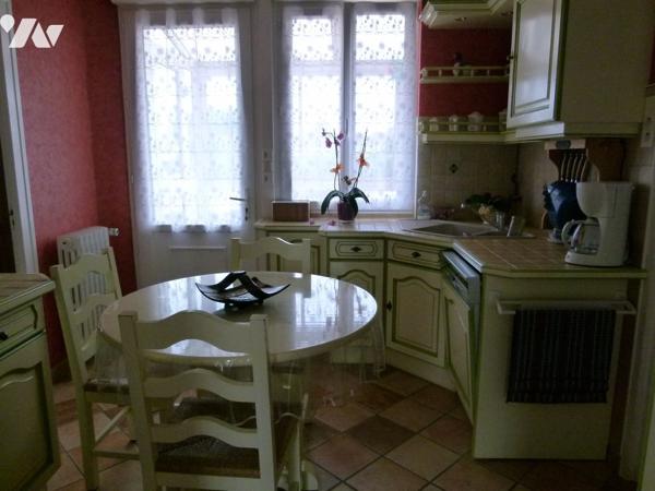 Maison divisée en bureau, salon, salle à manger, cuisine équipée, buanderie, 3 chambres, salle d'eau