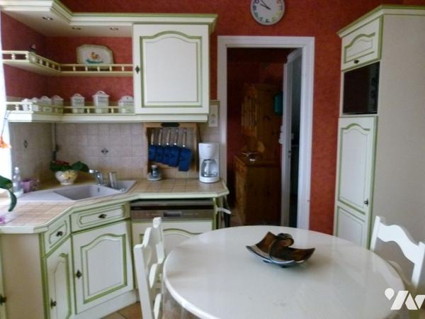 Maison divisée en bureau, salon, salle à manger, cuisine équipée, buanderie, 3 chambres, salle d'eau