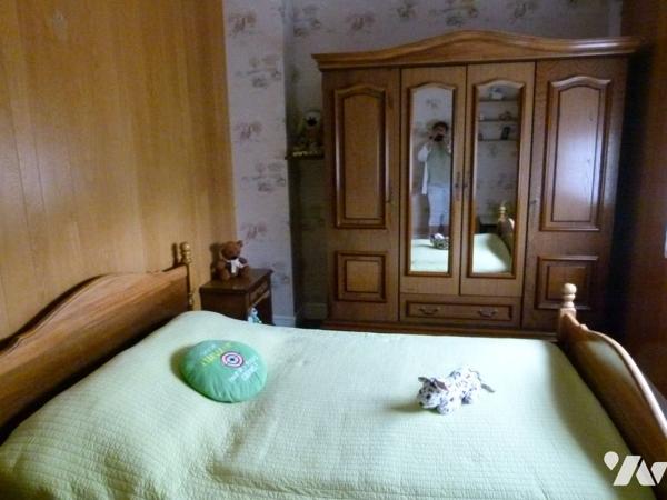 Maison divisée en bureau, salon, salle à manger, cuisine équipée, buanderie, 3 chambres, salle d'eau