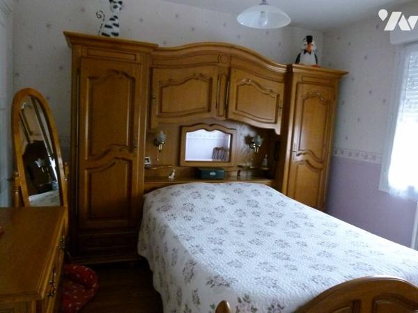 Maison divisée en bureau, salon, salle à manger, cuisine équipée, buanderie, 3 chambres, salle d'eau