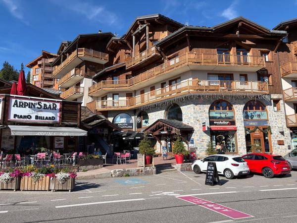 Local Commercial
        
        - 128 m² 665 000 € *