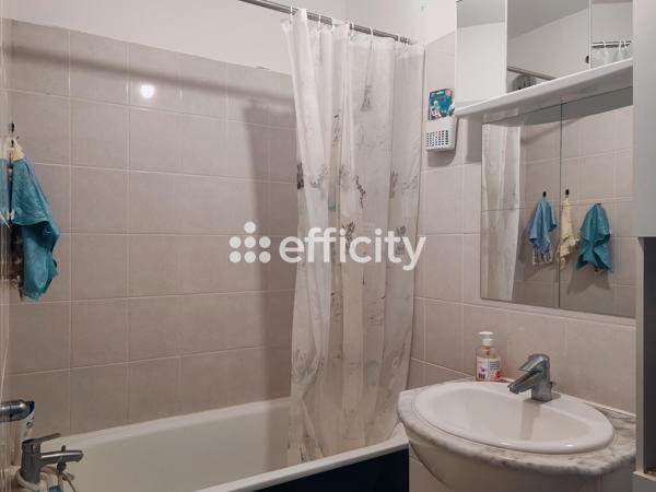 Appartement
         3 pièces
        - 63 m² 52 000 € *