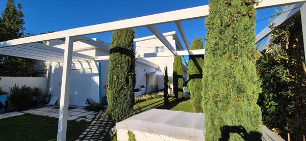 Entre le bleu de l'océan, voiles d'ombrage et élégance à Royan