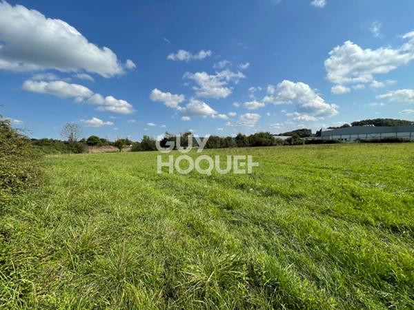 Terrain en zone commerciale et agricole avec hangar de 375m²