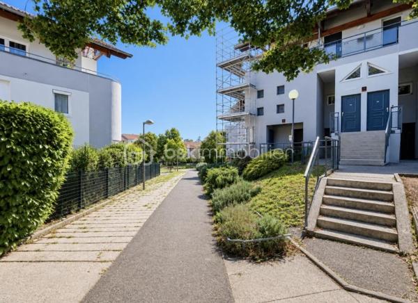 J’ai le plaisir de vous proposer en exclusivité ce charmant T2 bis en duplex, idéalement situé Allée Marcellin Champagnat à Saint-Genis-Laval, au 2ème et dernier étage d’une résidence calme, verdoyante et bien entretenue.
Développant environ 65m² de surface habitable, dont 52,50m² Carrez, cet appartement séduit par ses beaux volumes, sa luminosité et son agencement atypique.

Dès l’entrée, vous découvrirez un confortable séjour / salle à manger d’environ 36m², véritable cœur de l’appartement, offrant un bel espace pour recevoir et profiter du quotidien. Dans son prolongement, un grand balcon de 7m² exposé Est vous permettra de profiter agréablement des extérieurs dès les premières heures de la journée. Ce niveau est complété par une entrée et un WC indépendant.
À l’étage, vous trouverez une chambre mansardée, une salle de bains récemment rénovée et une alcôve offrant de nombreuses possibilités : espace bureau pour le télétravail, dressing ou encore petite chambre d’enfant.
Un agencement particulièrement intéressant pour un premier achat ou pour un investissement locatif.
Pour compléter, vous bénéficierez également d'une cave ainsi que d'un stationnement privatif, deux prestations particulièrement appréciables au quotidien.

Les + de cet appartement :
- Ravalement de façade voté et payé, travaux actuellement en cours
- Métro B – terminus Hôpital Lyon Sud à proximité
- Commerces, écoles et services accessibles rapidement

Des travaux de rénovation sont à prévoir, mais ils permettront au futur propriétaire de révéler tout le potentiel de cet appartement et de créer un intérieur qui lui ressemble.
Son emplacement, ses volumes, son dernier étage, son extérieur et ses annexes en font une belle opportunité pour un premier achat comme pour un projet d’investissement locatif.

Visites sur rendez-vous. Pour plus d’informations ou pour organiser une visite, n’hésitez pas à me contacter. Je me ferai un plaisir de vous renseigner et de vous accompagner dans votre projet.