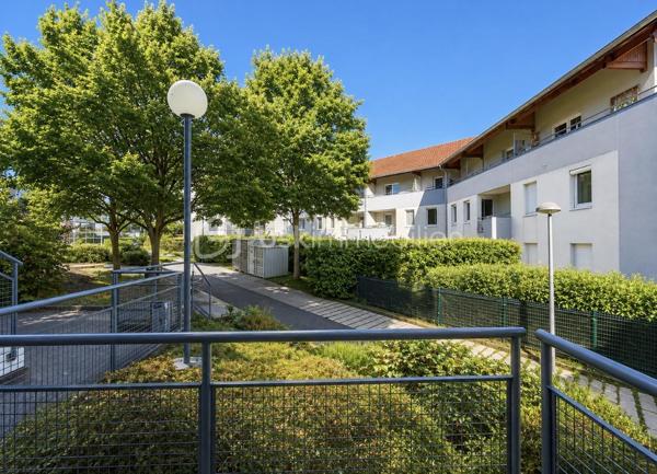 J’ai le plaisir de vous proposer en exclusivité ce charmant T2 bis en duplex, idéalement situé Allée Marcellin Champagnat à Saint-Genis-Laval, au 2ème et dernier étage d’une résidence calme, verdoyante et bien entretenue.
Développant environ 65m² de surface habitable, dont 52,50m² Carrez, cet appartement séduit par ses beaux volumes, sa luminosité et son agencement atypique.

Dès l’entrée, vous découvrirez un confortable séjour / salle à manger d’environ 36m², véritable cœur de l’appartement, offrant un bel espace pour recevoir et profiter du quotidien. Dans son prolongement, un grand balcon de 7m² exposé Est vous permettra de profiter agréablement des extérieurs dès les premières heures de la journée. Ce niveau est complété par une entrée et un WC indépendant.
À l’étage, vous trouverez une chambre mansardée, une salle de bains récemment rénovée et une alcôve offrant de nombreuses possibilités : espace bureau pour le télétravail, dressing ou encore petite chambre d’enfant.
Un agencement particulièrement intéressant pour un premier achat ou pour un investissement locatif.
Pour compléter, vous bénéficierez également d'une cave ainsi que d'un stationnement privatif, deux prestations particulièrement appréciables au quotidien.

Les + de cet appartement :
- Ravalement de façade voté et payé, travaux actuellement en cours
- Métro B – terminus Hôpital Lyon Sud à proximité
- Commerces, écoles et services accessibles rapidement

Des travaux de rénovation sont à prévoir, mais ils permettront au futur propriétaire de révéler tout le potentiel de cet appartement et de créer un intérieur qui lui ressemble.
Son emplacement, ses volumes, son dernier étage, son extérieur et ses annexes en font une belle opportunité pour un premier achat comme pour un projet d’investissement locatif.

Visites sur rendez-vous. Pour plus d’informations ou pour organiser une visite, n’hésitez pas à me contacter. Je me ferai un plaisir de vous renseigner et de vous accompagner dans votre projet.
