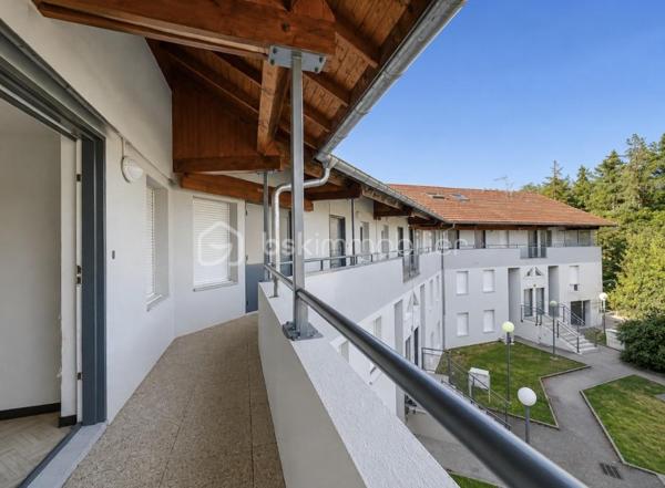 J’ai le plaisir de vous proposer en exclusivité ce charmant T2 bis en duplex, idéalement situé Allée Marcellin Champagnat à Saint-Genis-Laval, au 2ème et dernier étage d’une résidence calme, verdoyante et bien entretenue.
Développant environ 65m² de surface habitable, dont 52,50m² Carrez, cet appartement séduit par ses beaux volumes, sa luminosité et son agencement atypique.

Dès l’entrée, vous découvrirez un confortable séjour / salle à manger d’environ 36m², véritable cœur de l’appartement, offrant un bel espace pour recevoir et profiter du quotidien. Dans son prolongement, un grand balcon de 7m² exposé Est vous permettra de profiter agréablement des extérieurs dès les premières heures de la journée. Ce niveau est complété par une entrée et un WC indépendant.
À l’étage, vous trouverez une chambre mansardée, une salle de bains récemment rénovée et une alcôve offrant de nombreuses possibilités : espace bureau pour le télétravail, dressing ou encore petite chambre d’enfant.
Un agencement particulièrement intéressant pour un premier achat ou pour un investissement locatif.
Pour compléter, vous bénéficierez également d'une cave ainsi que d'un stationnement privatif, deux prestations particulièrement appréciables au quotidien.

Les + de cet appartement :
- Ravalement de façade voté et payé, travaux actuellement en cours
- Métro B – terminus Hôpital Lyon Sud à proximité
- Commerces, écoles et services accessibles rapidement

Des travaux de rénovation sont à prévoir, mais ils permettront au futur propriétaire de révéler tout le potentiel de cet appartement et de créer un intérieur qui lui ressemble.
Son emplacement, ses volumes, son dernier étage, son extérieur et ses annexes en font une belle opportunité pour un premier achat comme pour un projet d’investissement locatif.

Visites sur rendez-vous. Pour plus d’informations ou pour organiser une visite, n’hésitez pas à me contacter. Je me ferai un plaisir de vous renseigner et de vous accompagner dans votre projet.