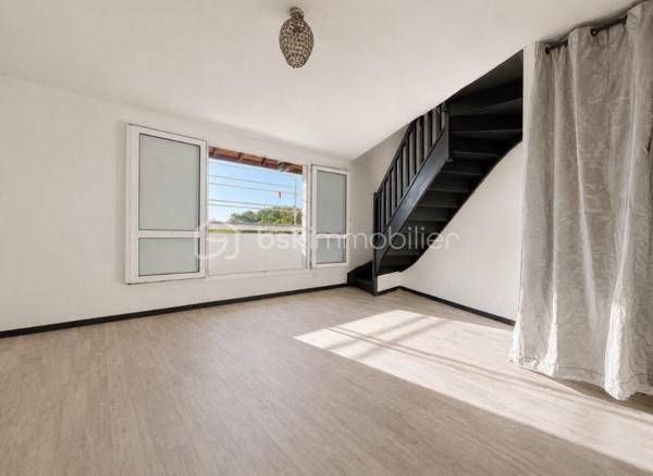 J’ai le plaisir de vous proposer en exclusivité ce charmant T2 bis en duplex, idéalement situé Allée Marcellin Champagnat à Saint-Genis-Laval, au 2ème et dernier étage d’une résidence calme, verdoyante et bien entretenue.
Développant environ 65m² de surface habitable, dont 52,50m² Carrez, cet appartement séduit par ses beaux volumes, sa luminosité et son agencement atypique.

Dès l’entrée, vous découvrirez un confortable séjour / salle à manger d’environ 36m², véritable cœur de l’appartement, offrant un bel espace pour recevoir et profiter du quotidien. Dans son prolongement, un grand balcon de 7m² exposé Est vous permettra de profiter agréablement des extérieurs dès les premières heures de la journée. Ce niveau est complété par une entrée et un WC indépendant.
À l’étage, vous trouverez une chambre mansardée, une salle de bains récemment rénovée et une alcôve offrant de nombreuses possibilités : espace bureau pour le télétravail, dressing ou encore petite chambre d’enfant.
Un agencement particulièrement intéressant pour un premier achat ou pour un investissement locatif.
Pour compléter, vous bénéficierez également d'une cave ainsi que d'un stationnement privatif, deux prestations particulièrement appréciables au quotidien.

Les + de cet appartement :
- Ravalement de façade voté et payé, travaux actuellement en cours
- Métro B – terminus Hôpital Lyon Sud à proximité
- Commerces, écoles et services accessibles rapidement

Des travaux de rénovation sont à prévoir, mais ils permettront au futur propriétaire de révéler tout le potentiel de cet appartement et de créer un intérieur qui lui ressemble.
Son emplacement, ses volumes, son dernier étage, son extérieur et ses annexes en font une belle opportunité pour un premier achat comme pour un projet d’investissement locatif.

Visites sur rendez-vous. Pour plus d’informations ou pour organiser une visite, n’hésitez pas à me contacter. Je me ferai un plaisir de vous renseigner et de vous accompagner dans votre projet.