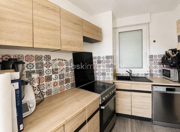 J’ai le plaisir de vous proposer en exclusivité ce charmant T2 bis en duplex, idéalement situé Allée Marcellin Champagnat à Saint-Genis-Laval, au 2ème et dernier étage d’une résidence calme, verdoyante et bien entretenue.
Développant environ 65m² de surface habitable, dont 52,50m² Carrez, cet appartement séduit par ses beaux volumes, sa luminosité et son agencement atypique.

Dès l’entrée, vous découvrirez un confortable séjour / salle à manger d’environ 36m², véritable cœur de l’appartement, offrant un bel espace pour recevoir et profiter du quotidien. Dans son prolongement, un grand balcon de 7m² exposé Est vous permettra de profiter agréablement des extérieurs dès les premières heures de la journée. Ce niveau est complété par une entrée et un WC indépendant.
À l’étage, vous trouverez une chambre mansardée, une salle de bains récemment rénovée et une alcôve offrant de nombreuses possibilités : espace bureau pour le télétravail, dressing ou encore petite chambre d’enfant.
Un agencement particulièrement intéressant pour un premier achat ou pour un investissement locatif.
Pour compléter, vous bénéficierez également d'une cave ainsi que d'un stationnement privatif, deux prestations particulièrement appréciables au quotidien.

Les + de cet appartement :
- Ravalement de façade voté et payé, travaux actuellement en cours
- Métro B – terminus Hôpital Lyon Sud à proximité
- Commerces, écoles et services accessibles rapidement

Des travaux de rénovation sont à prévoir, mais ils permettront au futur propriétaire de révéler tout le potentiel de cet appartement et de créer un intérieur qui lui ressemble.
Son emplacement, ses volumes, son dernier étage, son extérieur et ses annexes en font une belle opportunité pour un premier achat comme pour un projet d’investissement locatif.

Visites sur rendez-vous. Pour plus d’informations ou pour organiser une visite, n’hésitez pas à me contacter. Je me ferai un plaisir de vous renseigner et de vous accompagner dans votre projet.